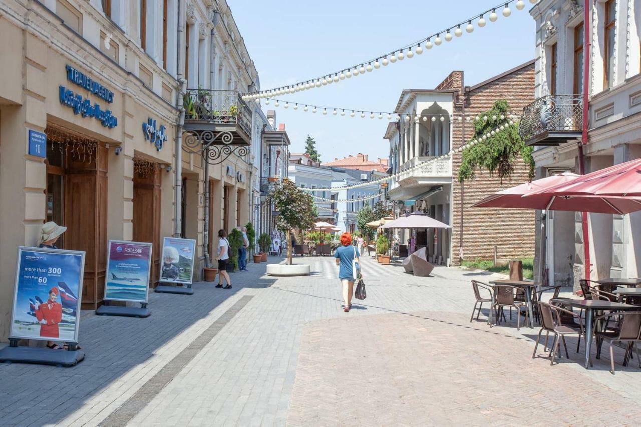 Wehost Apartment On A Colorful Street Tbilisi Esterno foto